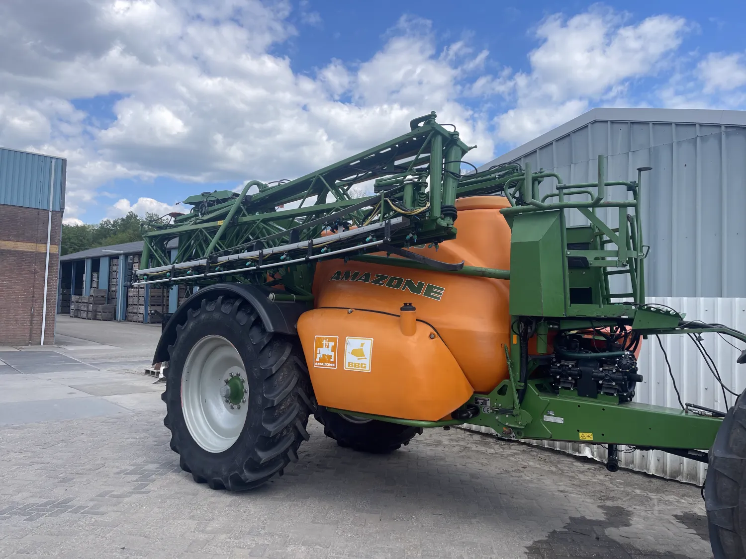 Amazone UX 4200 Sprayer - 36 meters
