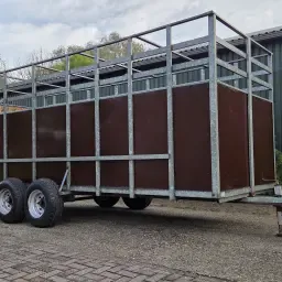 Przyczepa do przewozu zwierząt - Tandem, 5.5m długości