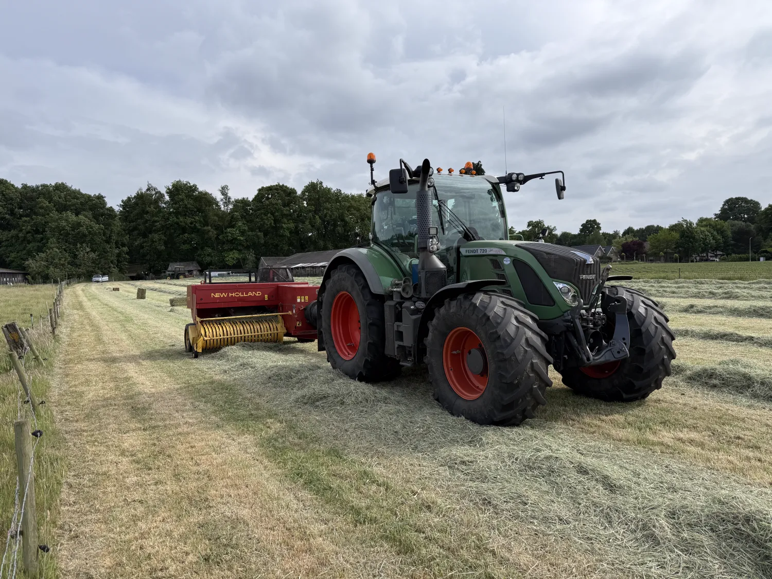 Kleine hooibalen te koop – Onkruidvrij, €5 per baal