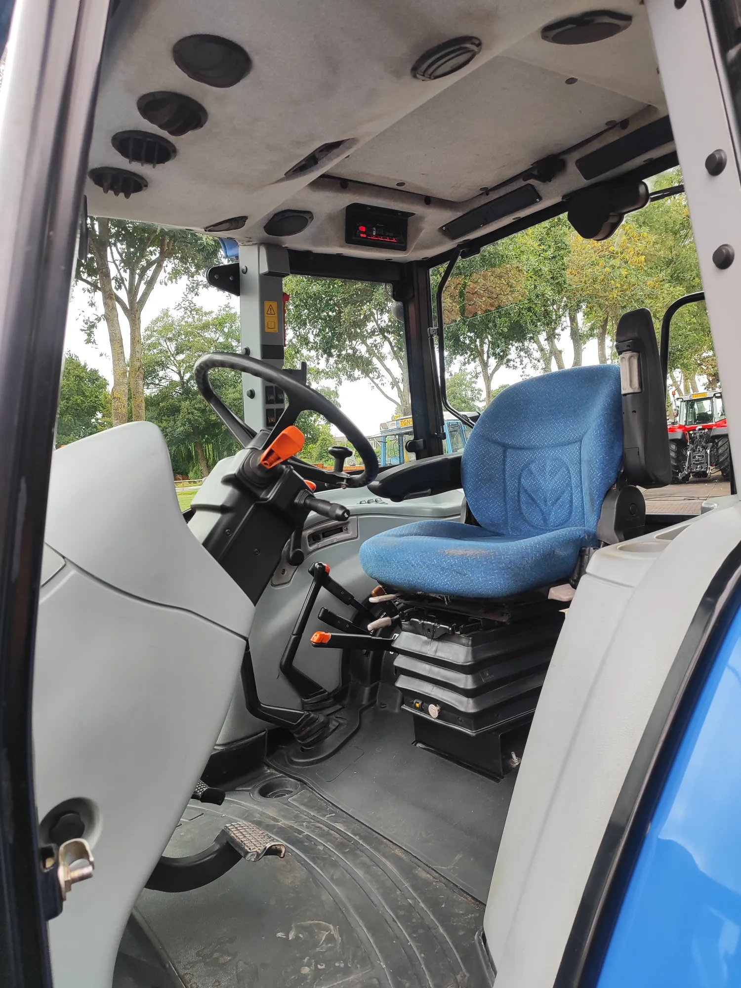 New Holland T5060 Tractor, 2012, 105 PK