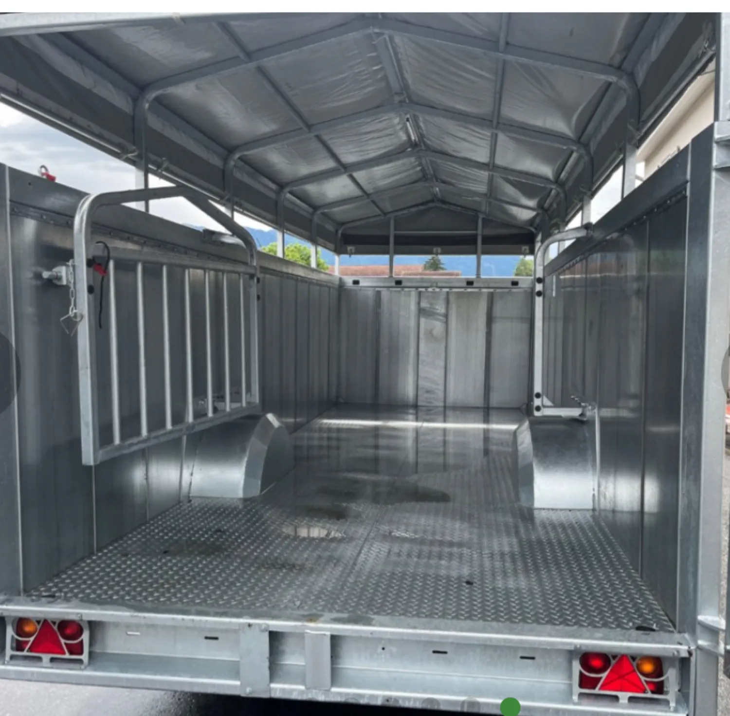 Remorcă pentru animale - Osie hidraulică, 10 tone, 6.3x2.2x2.2m