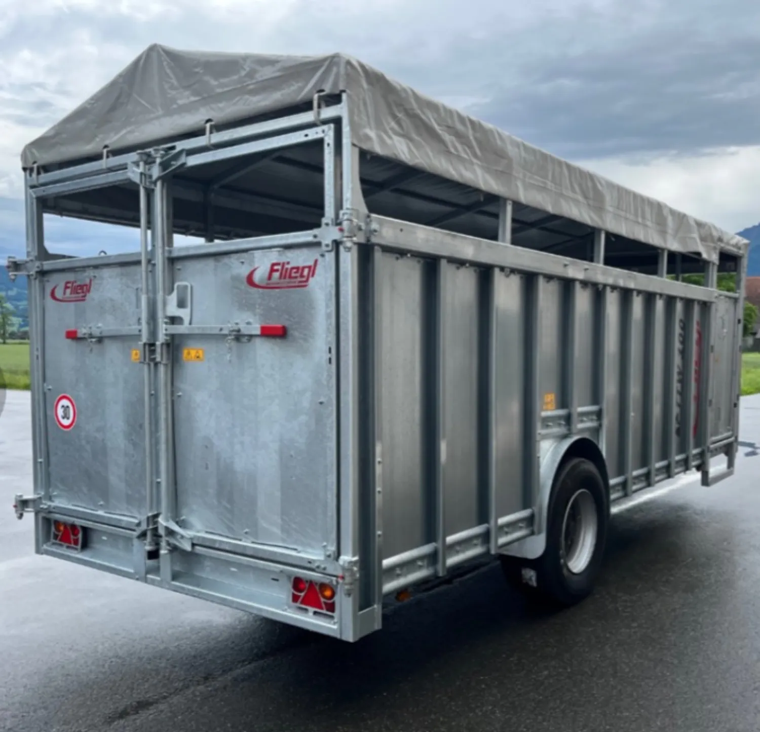 Remorcă pentru animale - Osie hidraulică, 10 tone, 6.3x2.2x2.2m