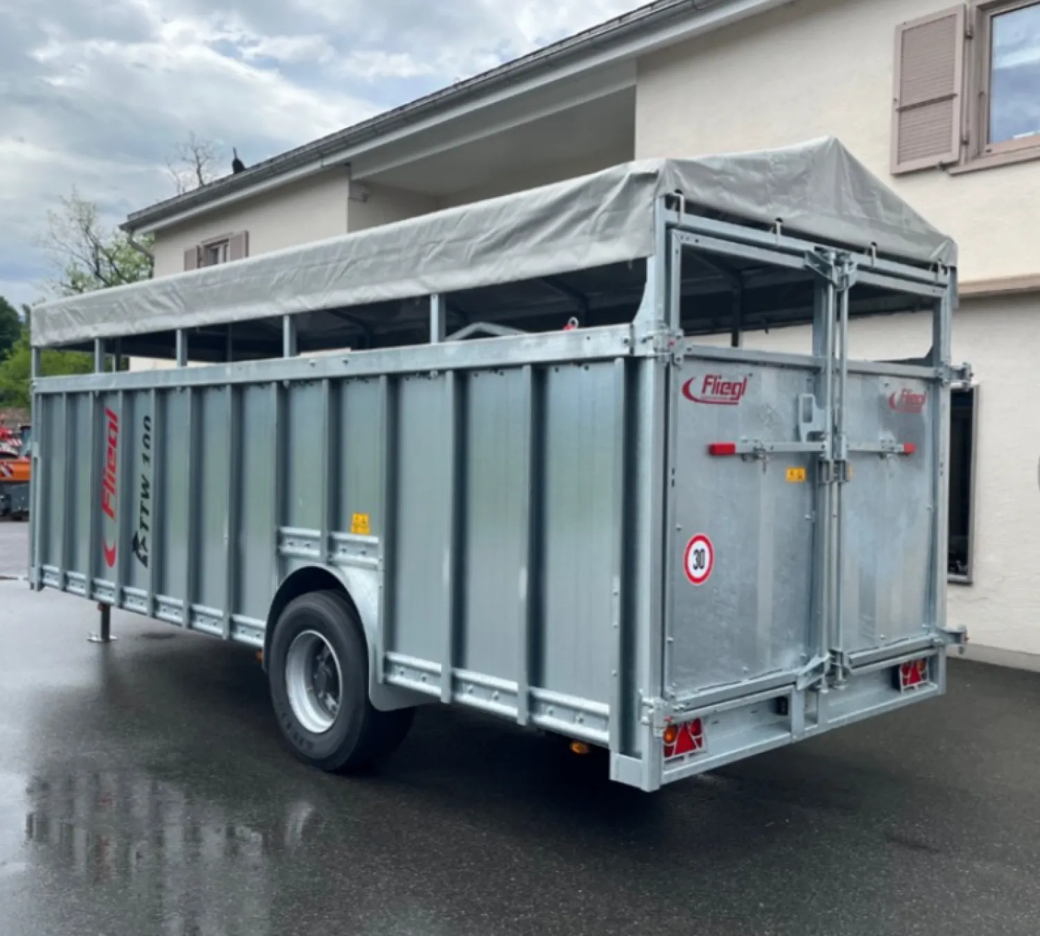 Remorcă pentru animale - Osie hidraulică, 10 tone, 6.3x2.2x2.2m