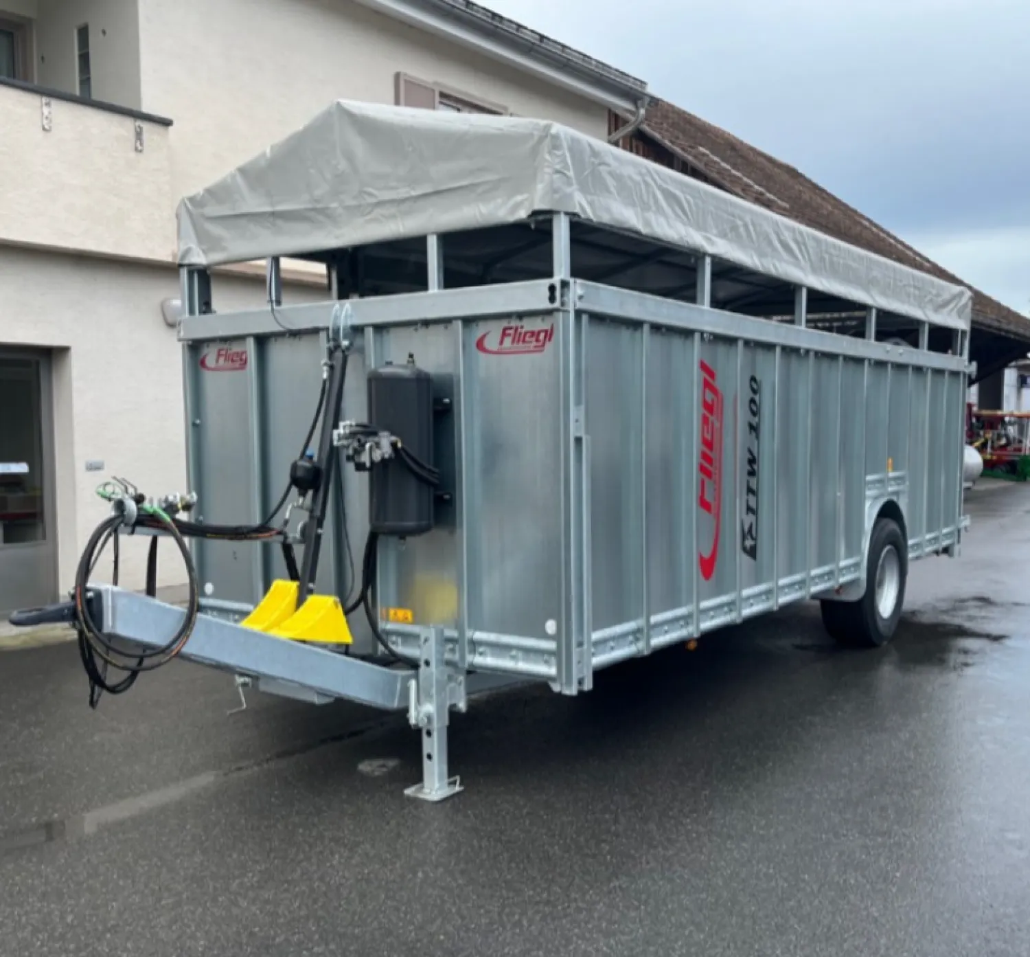 Remorcă pentru animale - Osie hidraulică, 10 tone, 6.3x2.2x2.2m