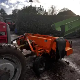 Gemüse-Blattschläger mit Förderband - Gebraucht, 2004