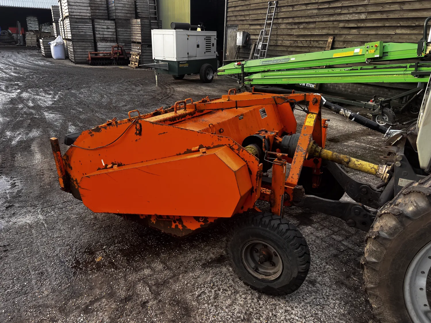 Gemüse-Blattschläger mit Förderband - Gebraucht, 2004