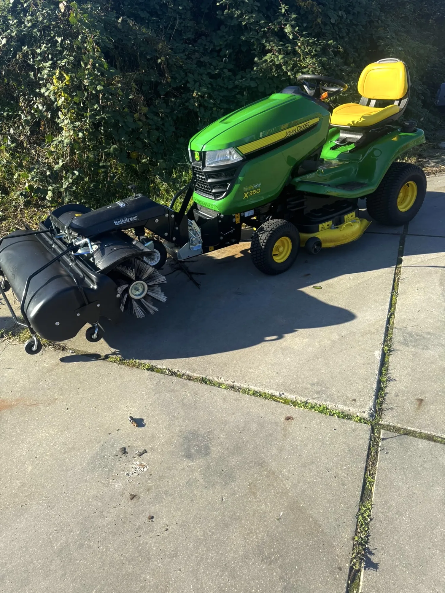 John Deere X350 met veegmachine - Slechts 82 uur!