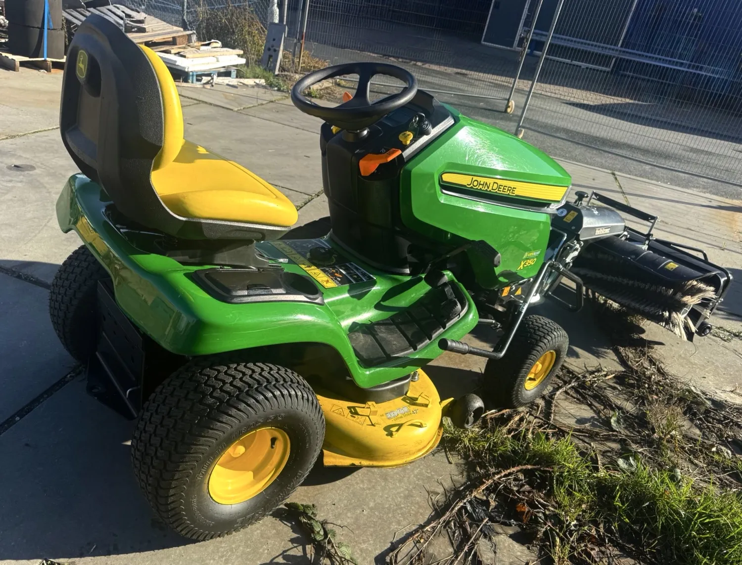 John Deere X350 met veegmachine - Slechts 82 uur!