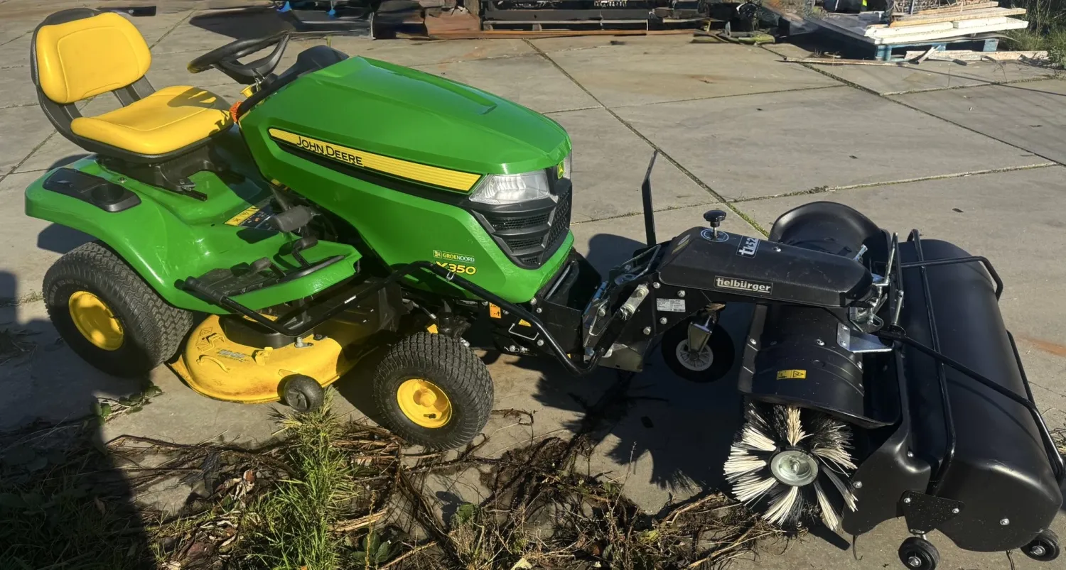 John Deere X350 met veegmachine - Slechts 82 uur!