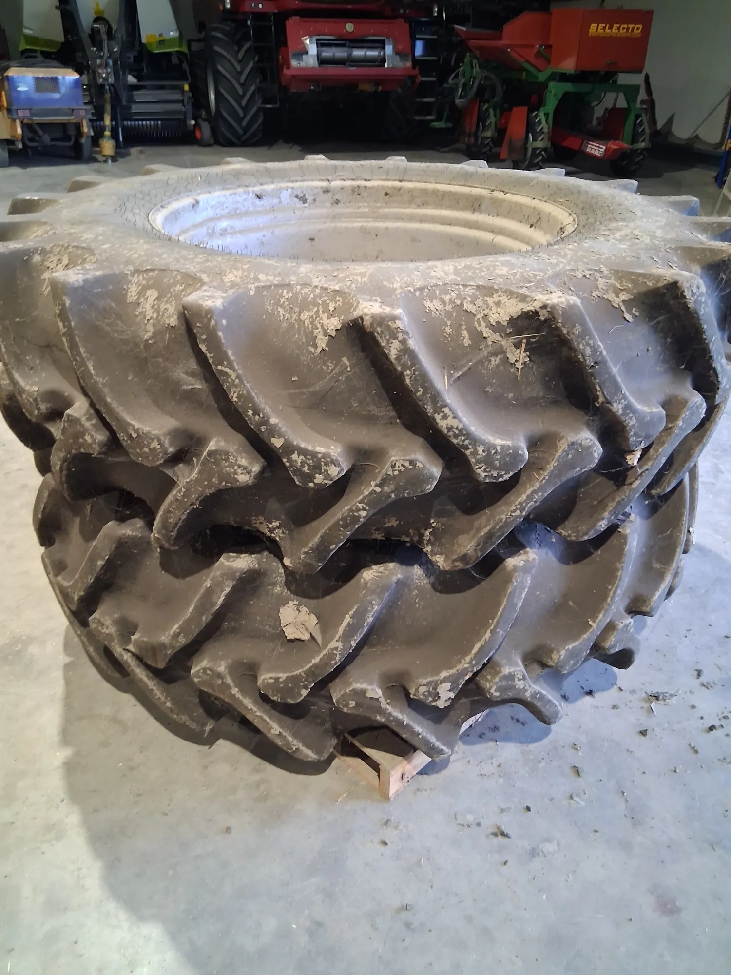 Ploegbanden te koop: 520/85R42 & 420/90R30