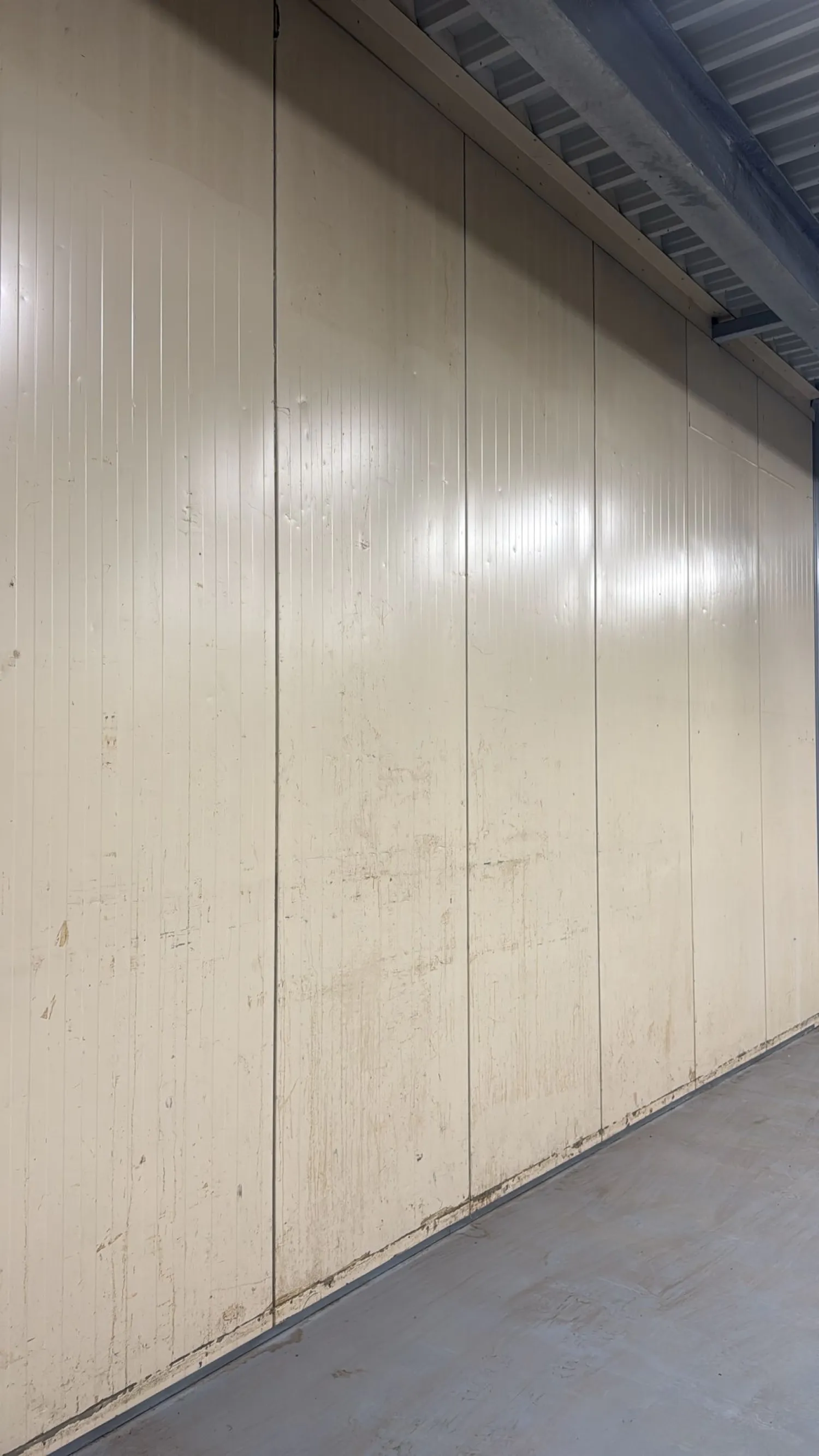 Koelcelpanelen: 50m breed, 4.10m hoog incl. deuren