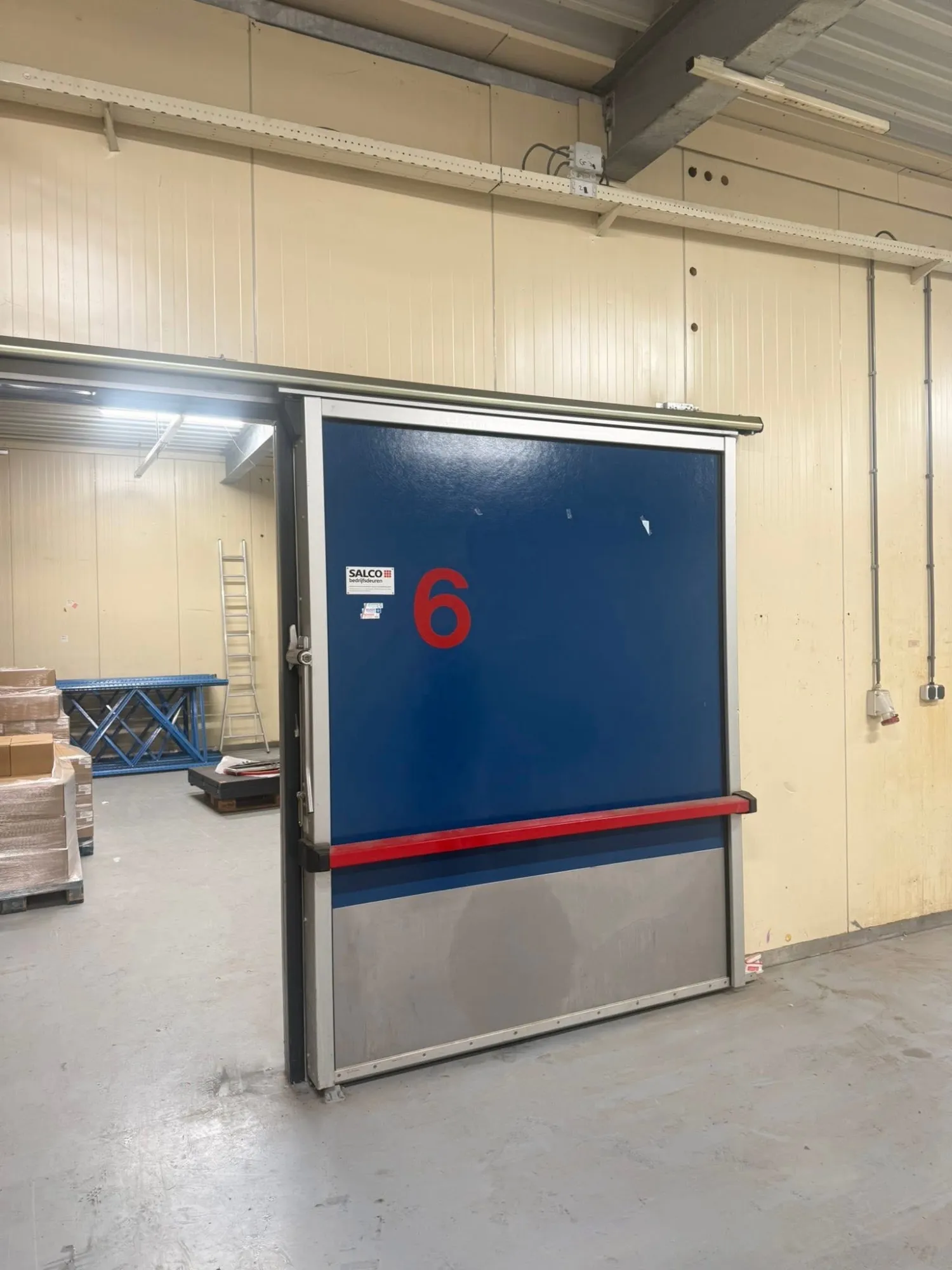 Koelcelpanelen: 50m breed, 4.10m hoog incl. deuren