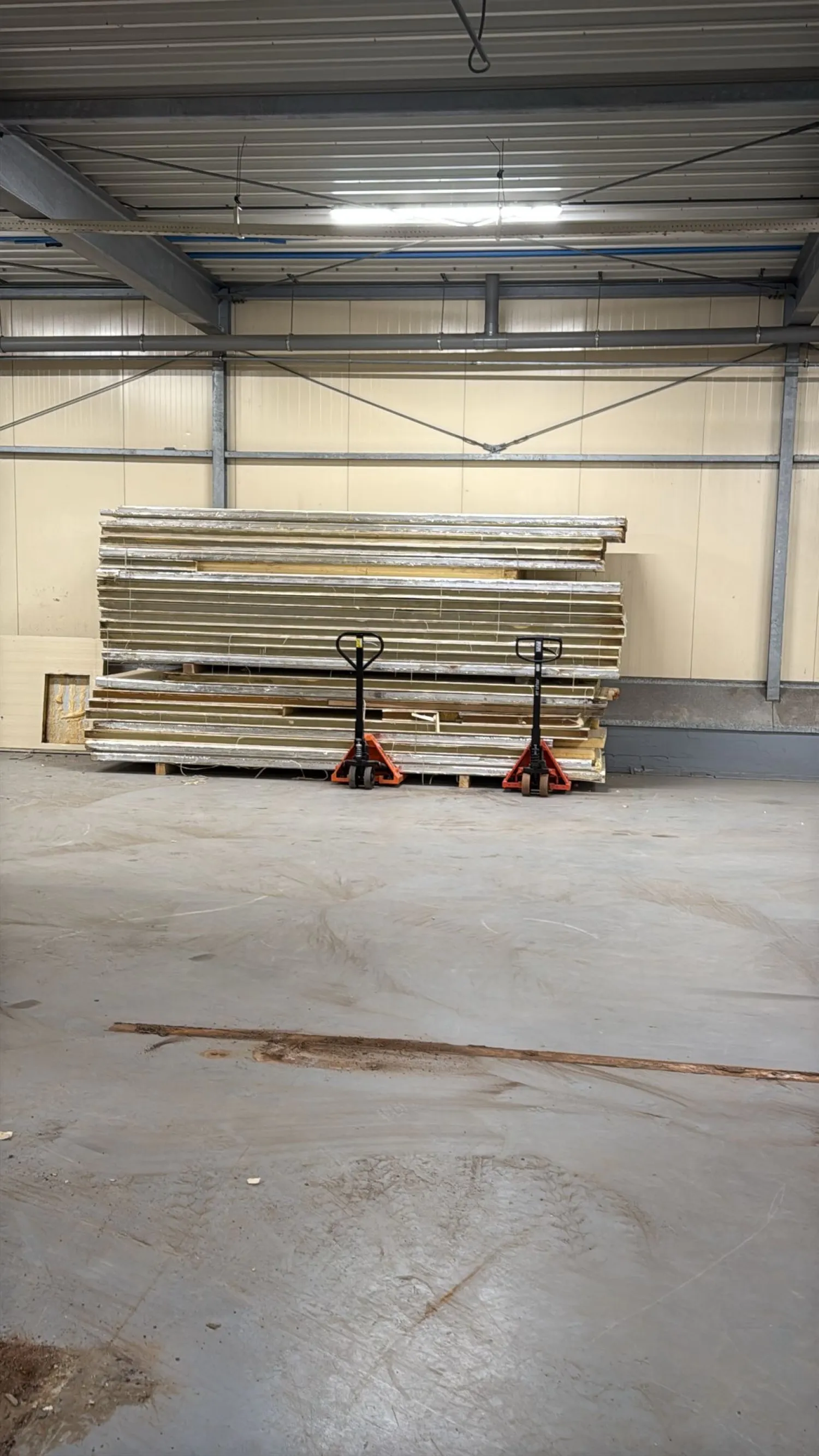 Koelcelpanelen: 50m breed, 4.10m hoog incl. deuren