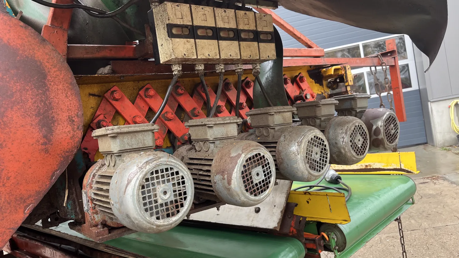 Miedema SB 60 stortbak met rollenset en afvoerbanden