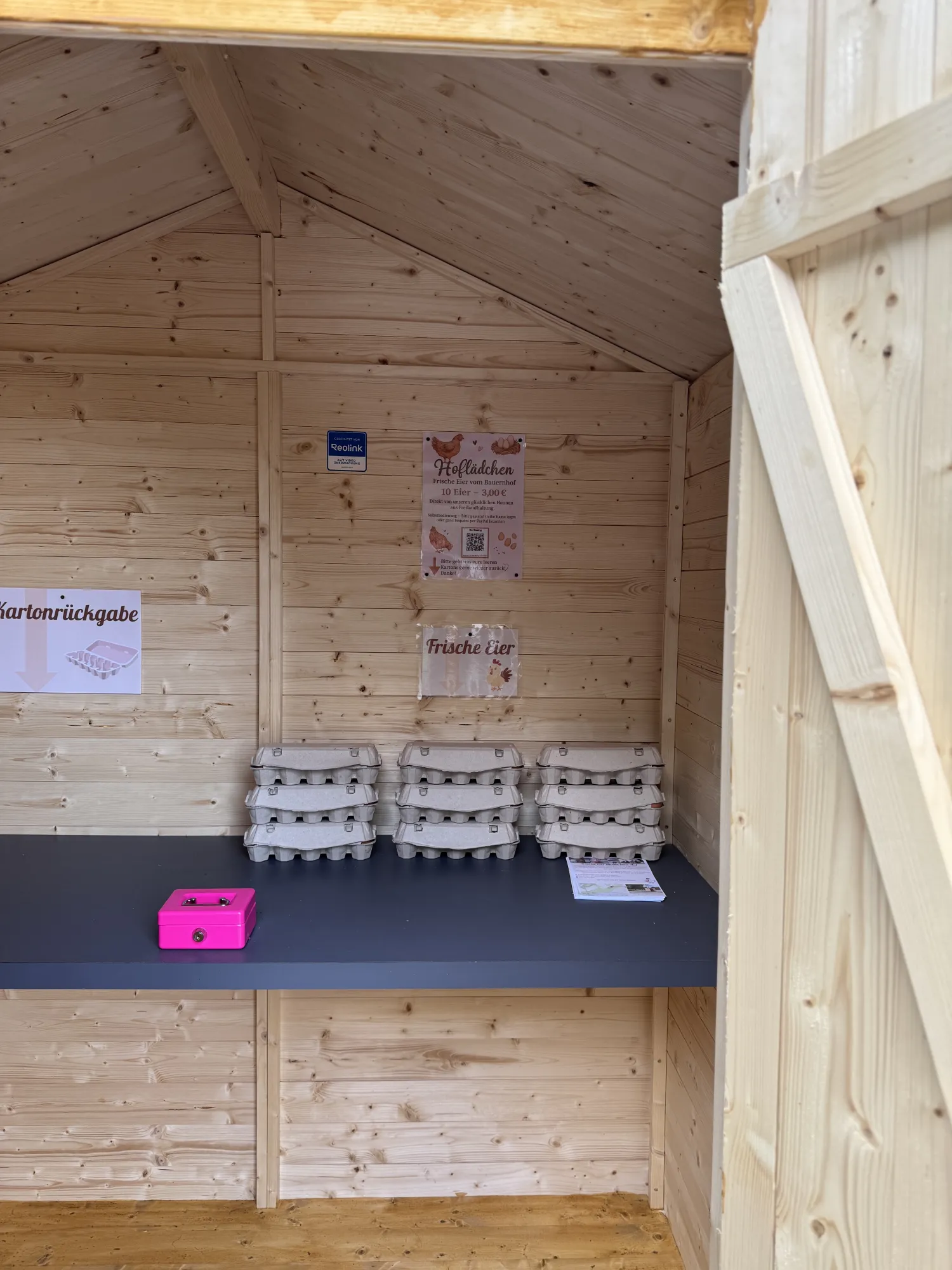 Ouă proaspete de găină crescute în aer liber, direct de la fermă