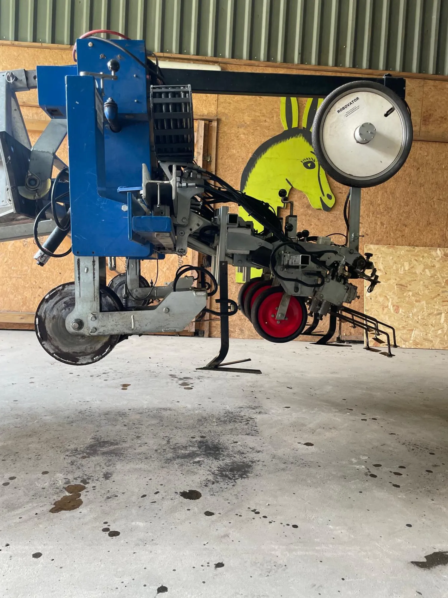 Robovator in rij schoffelmachine met sideshift