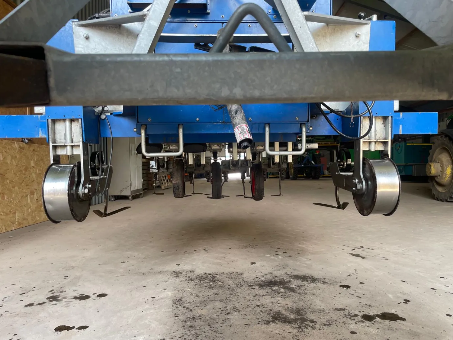 Robovator in rij schoffelmachine met sideshift