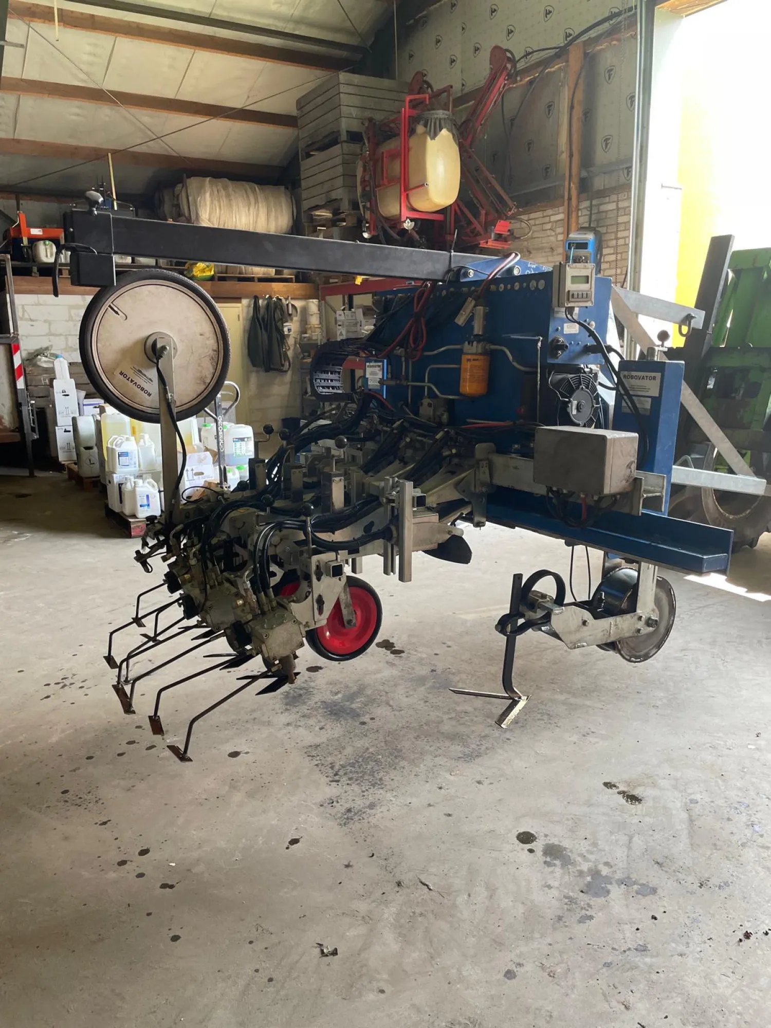 Robovator in rij schoffelmachine met sideshift