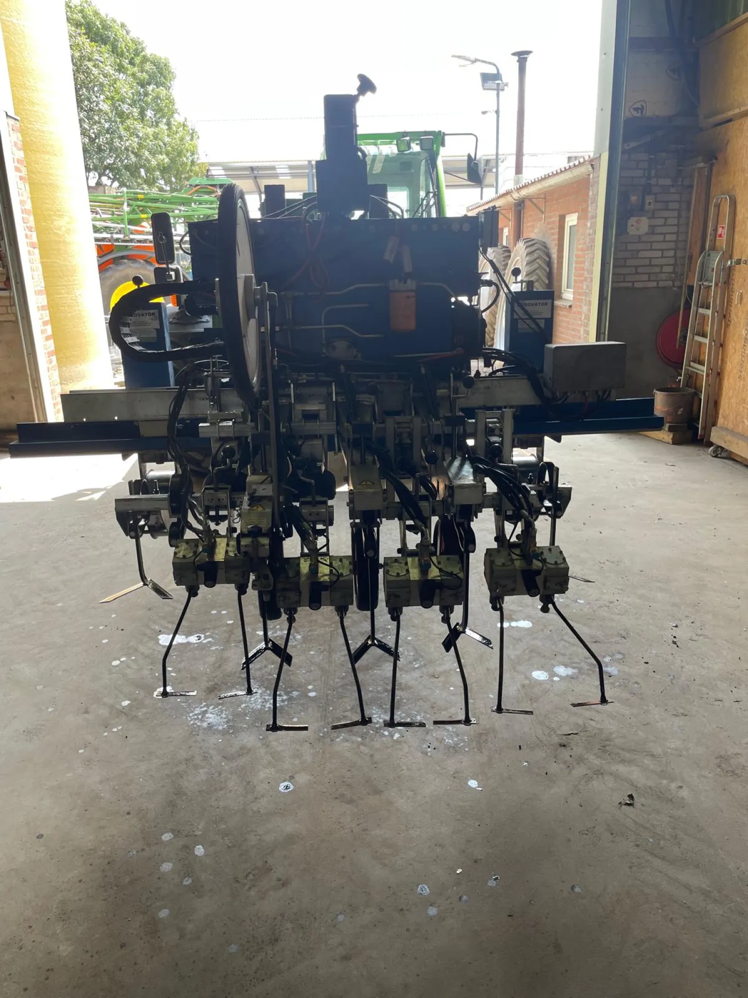 Robovator in rij schoffelmachine met sideshift