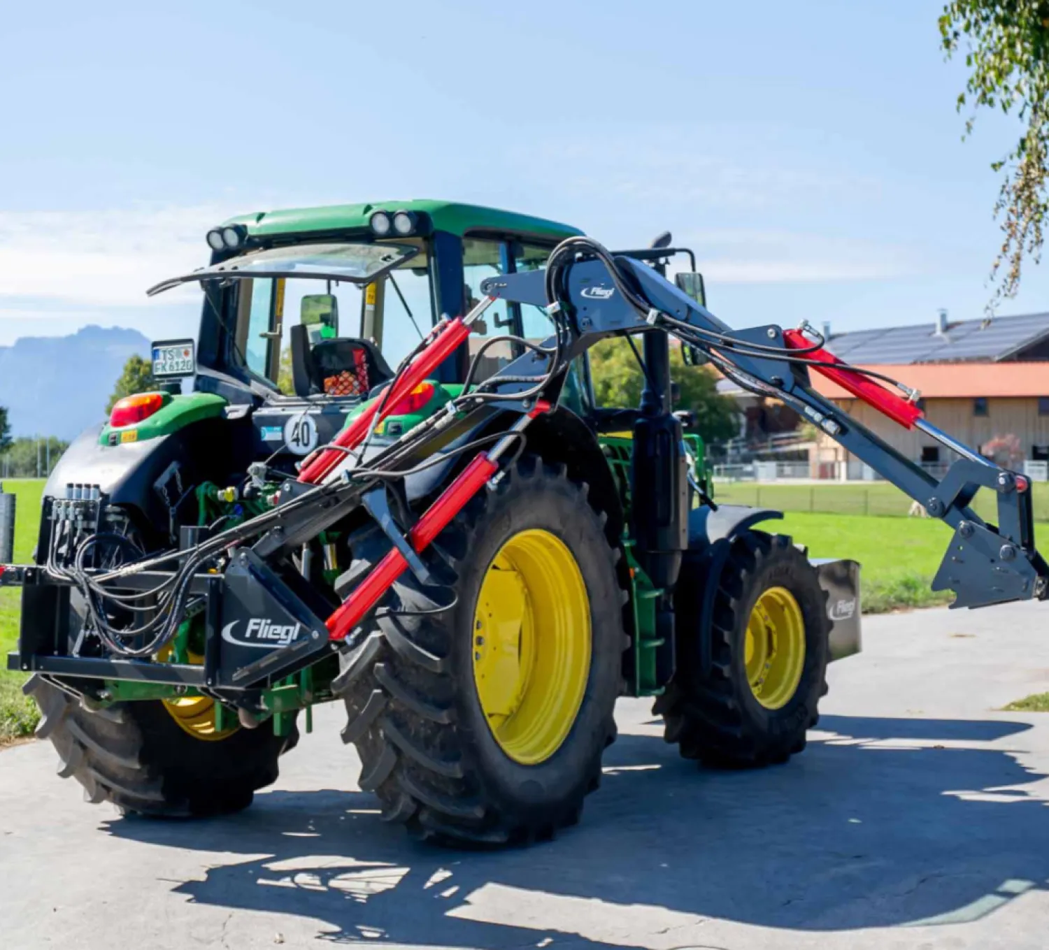 Braț Fliegl: Rază de Acțiune 4m, Pivotare Hidraulică, CAT2