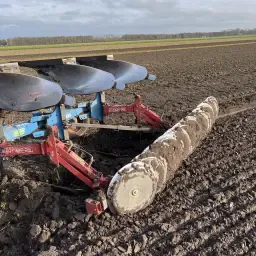 Se caută tăvălug frontal pentru plug reversibil cu 3 trupițe