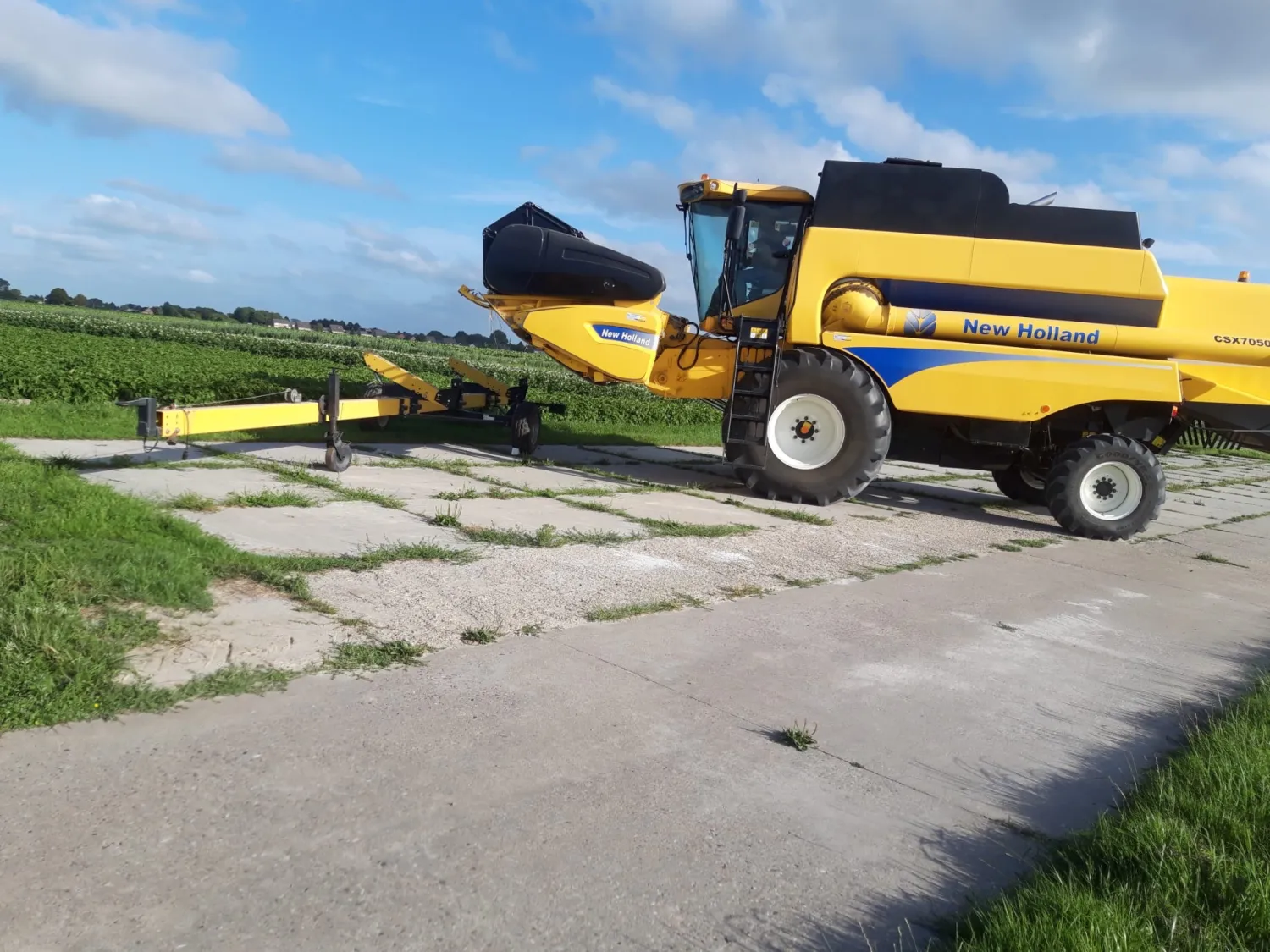 Cosechadora New Holland CSX 7050 - 4WD, Cabezal 6m