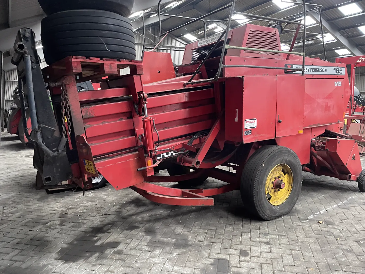 Massey Ferguson M8 185 Прес-підбирач - Робочий стан