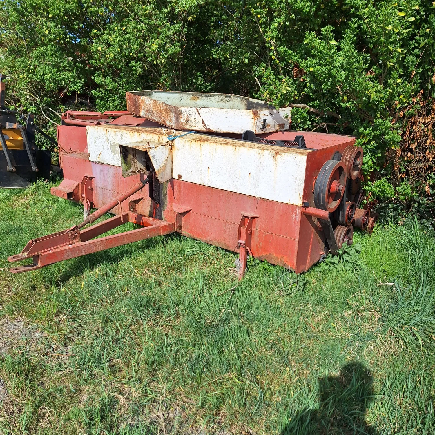 Loofklapper bieten met poetser: Groenbemester klepelen
