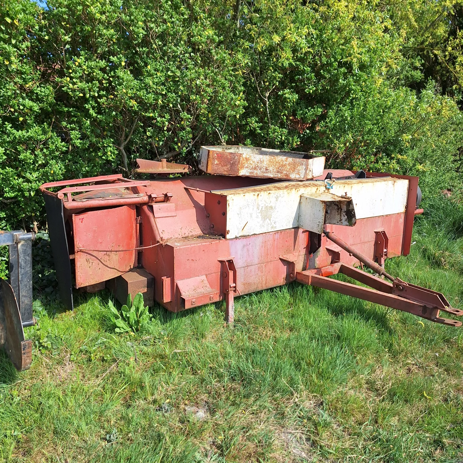 Loofklapper bieten met poetser: Groenbemester klepelen