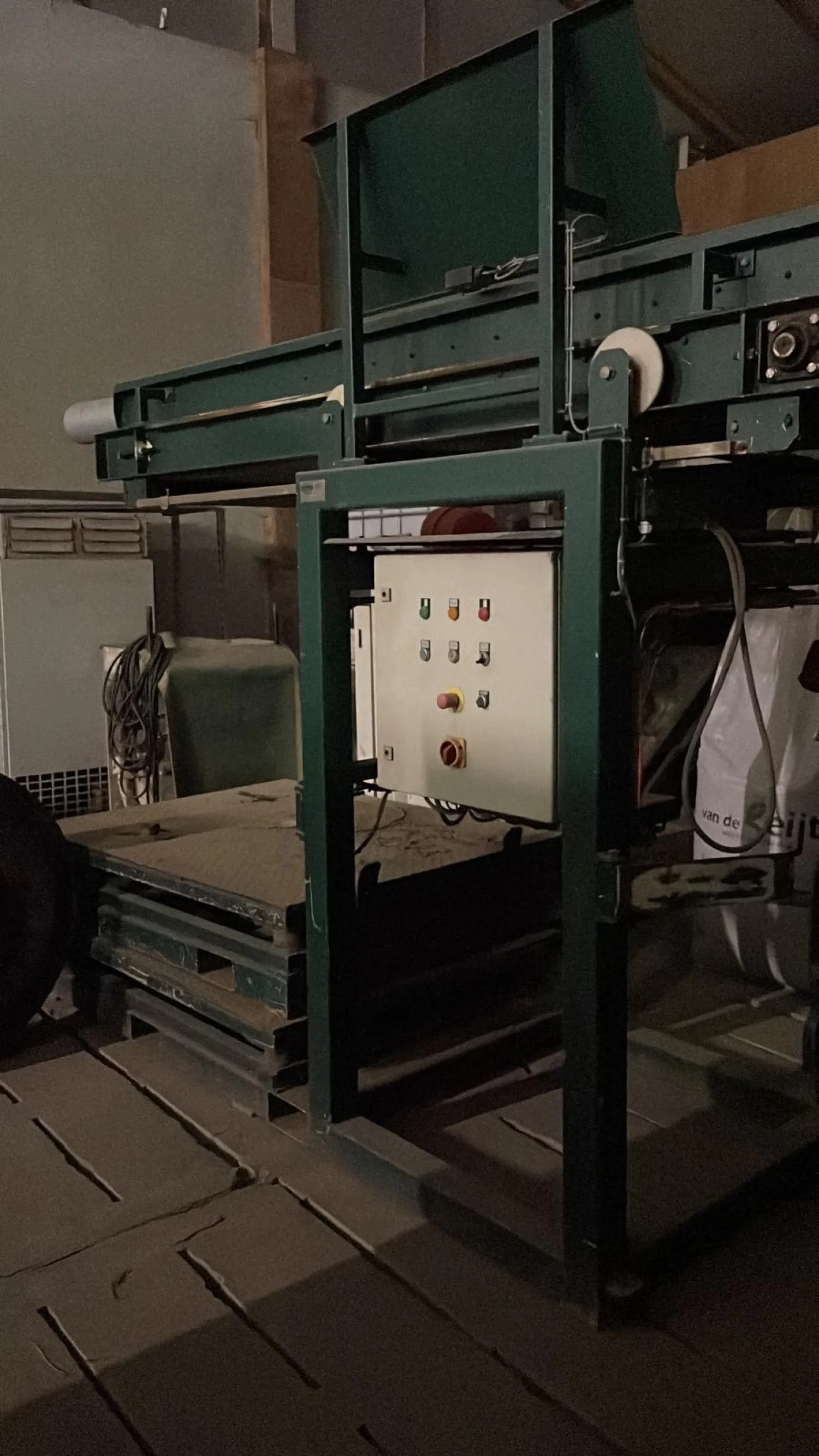 Abresch kistenvuller voor witlof | 2 trilplaten