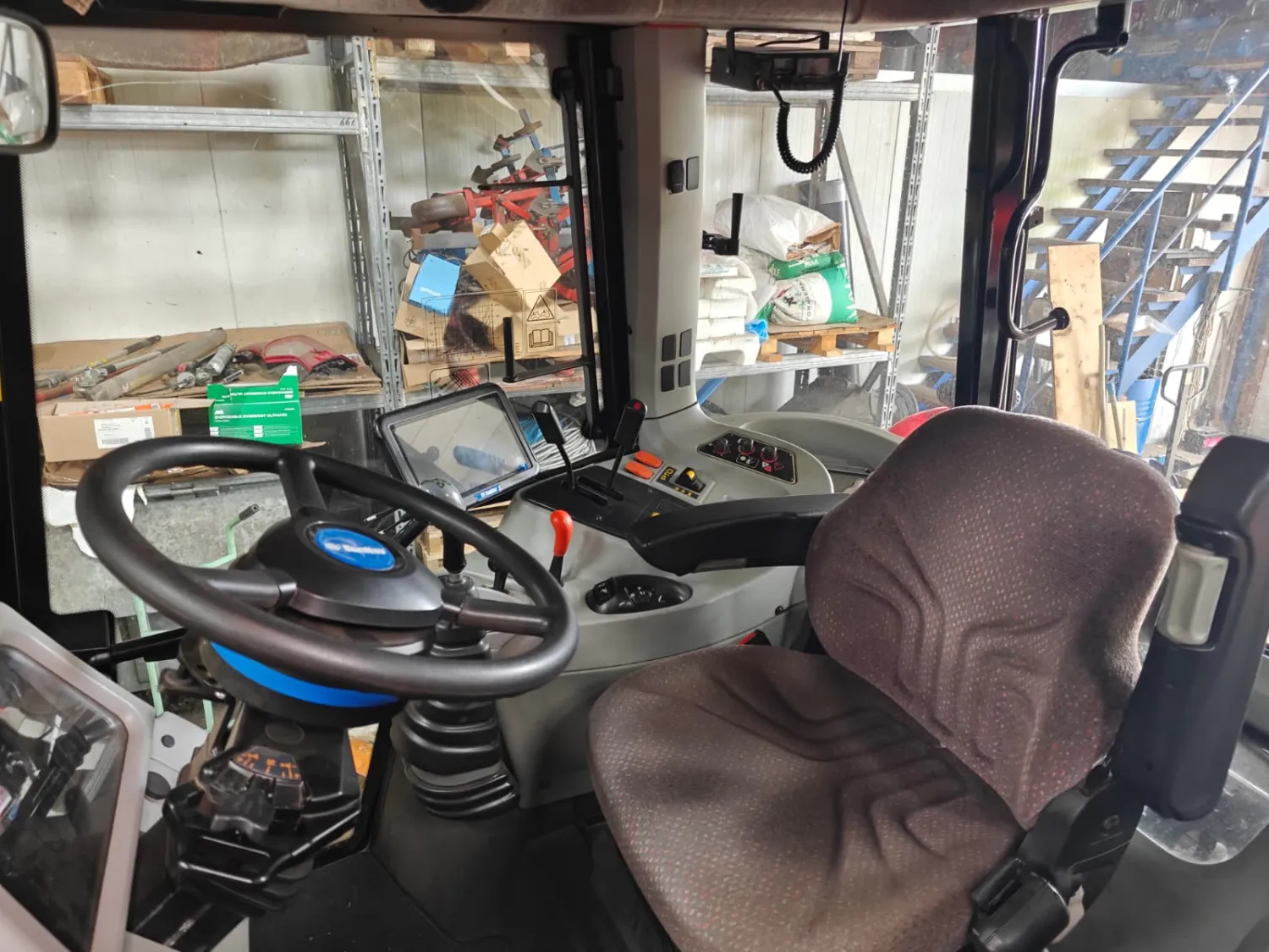 Massey Ferguson 5435 Dyna-4 с Товарач - Година 2010