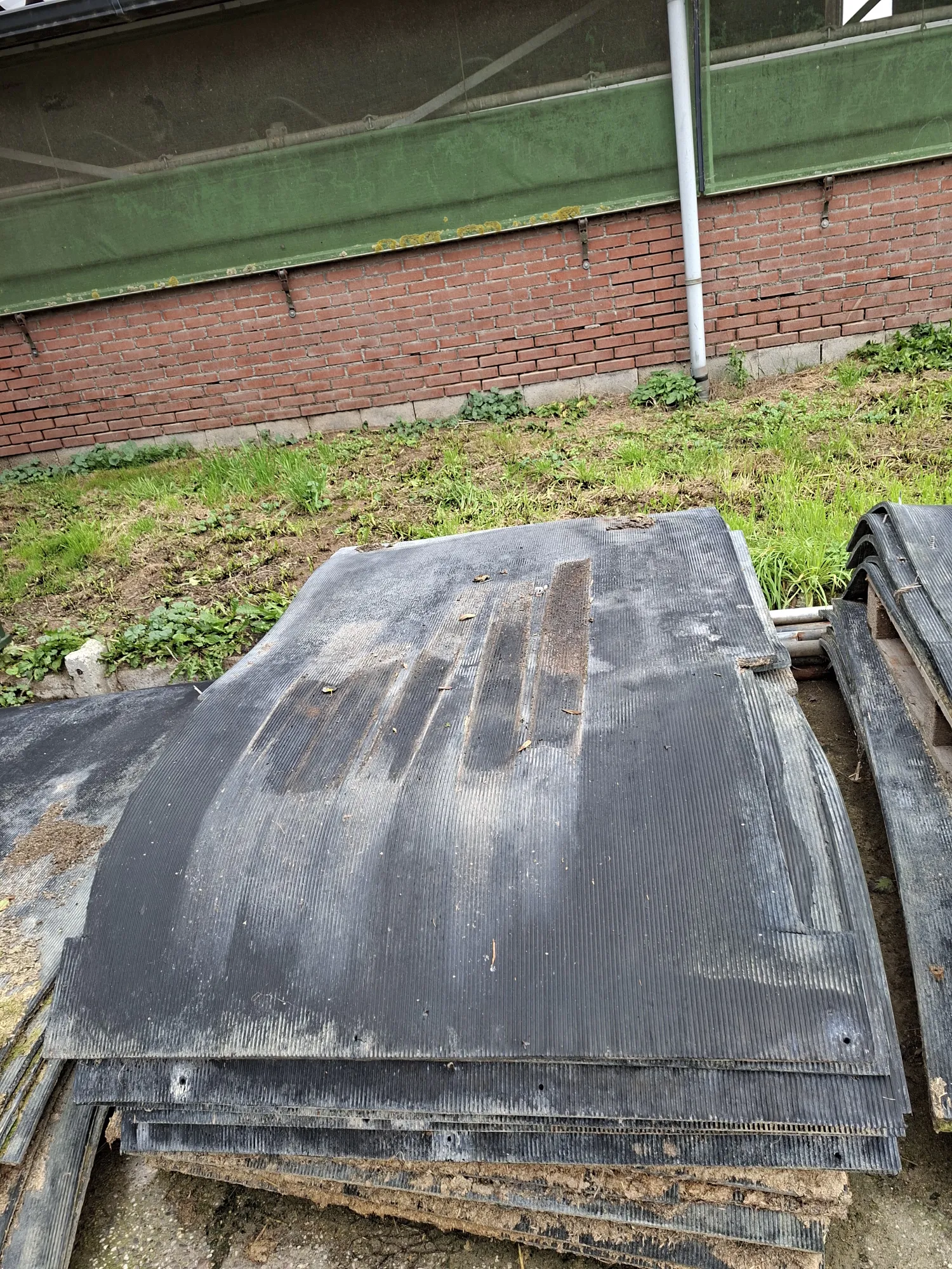 Gebruikte rubberen ligboxmatten (90 stuks) te koop