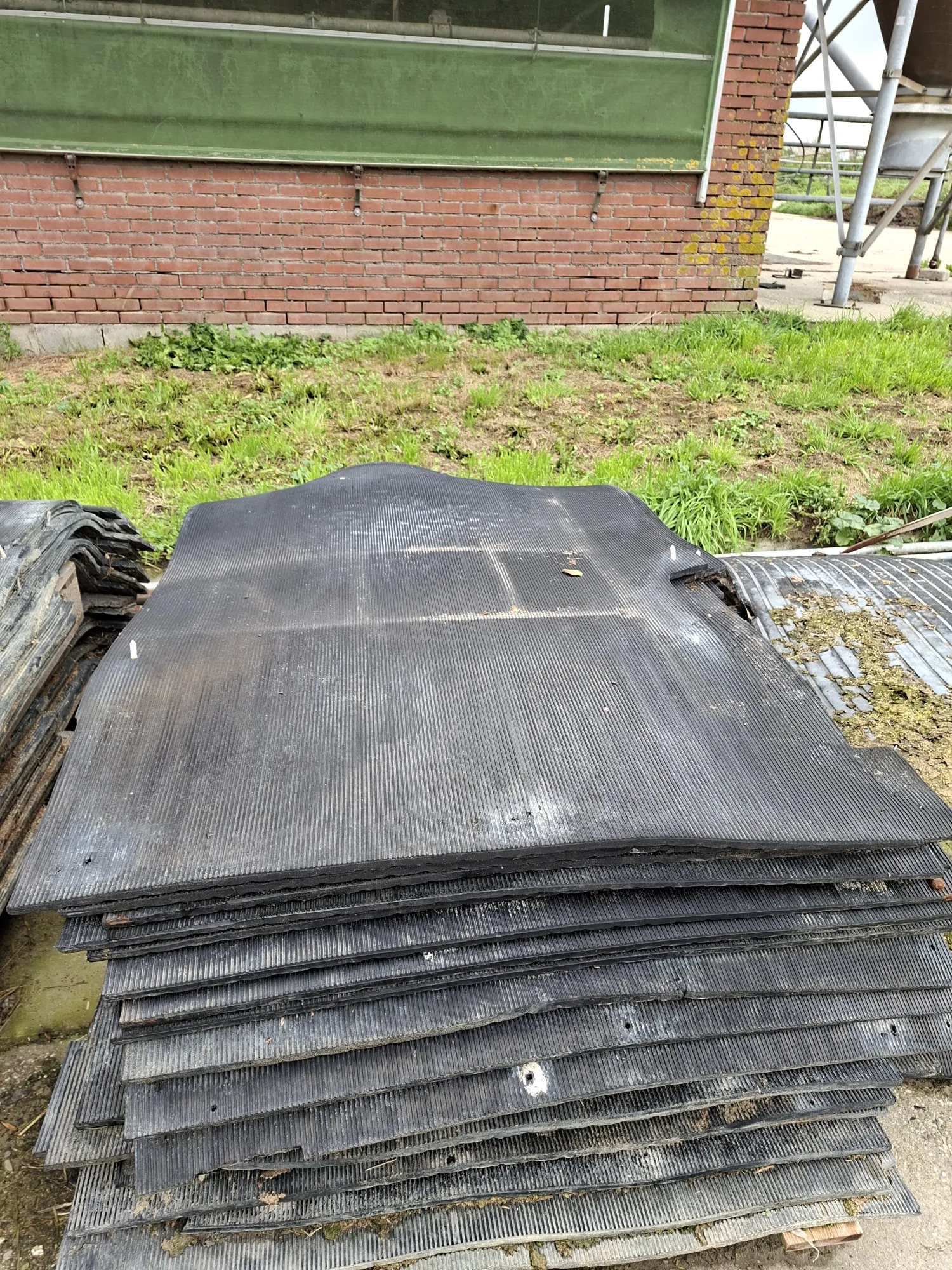 Gebruikte rubberen ligboxmatten (90 stuks) te koop