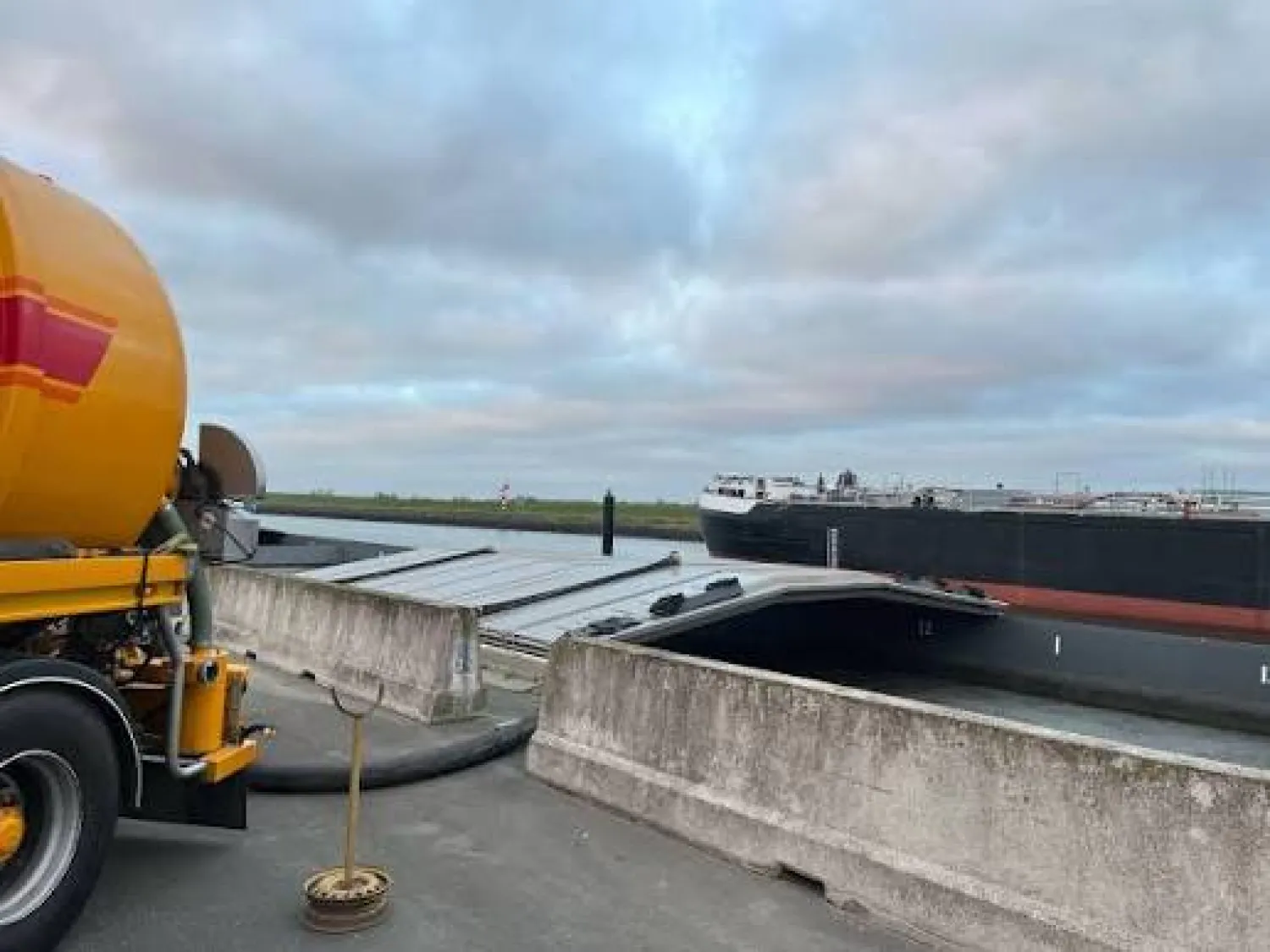 Transport gnojowicy płynnej łodzią - Europa