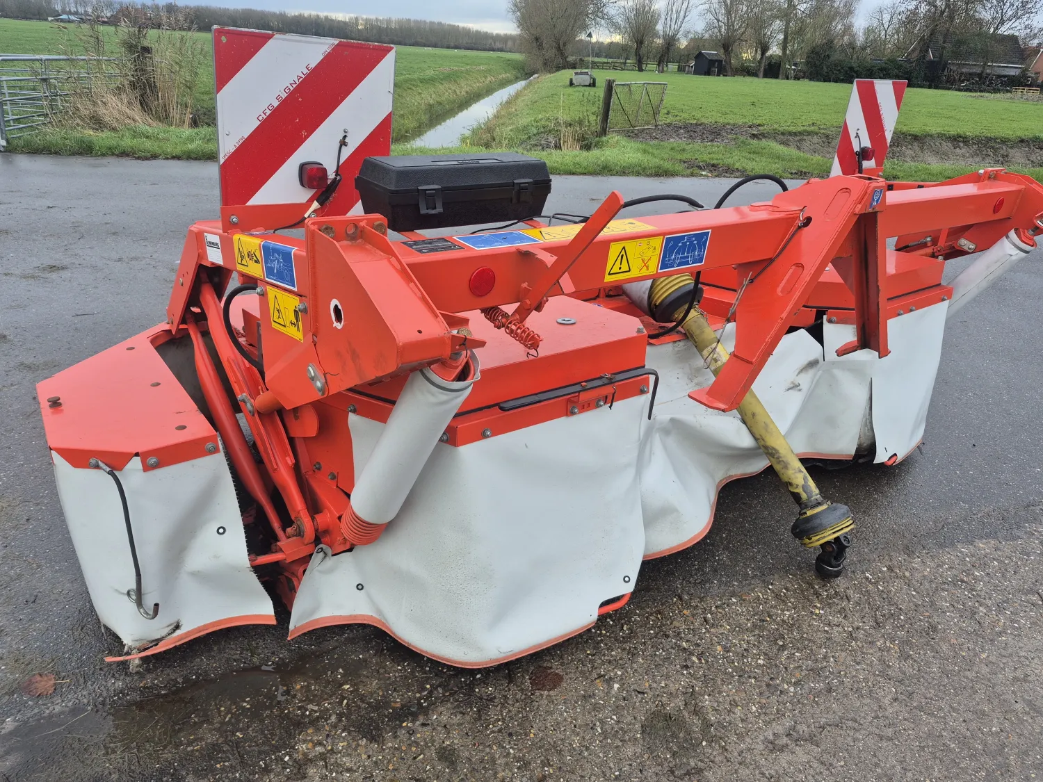 Kuhn GMD 802 Frontmaaier (2015) met Zwadtrommels