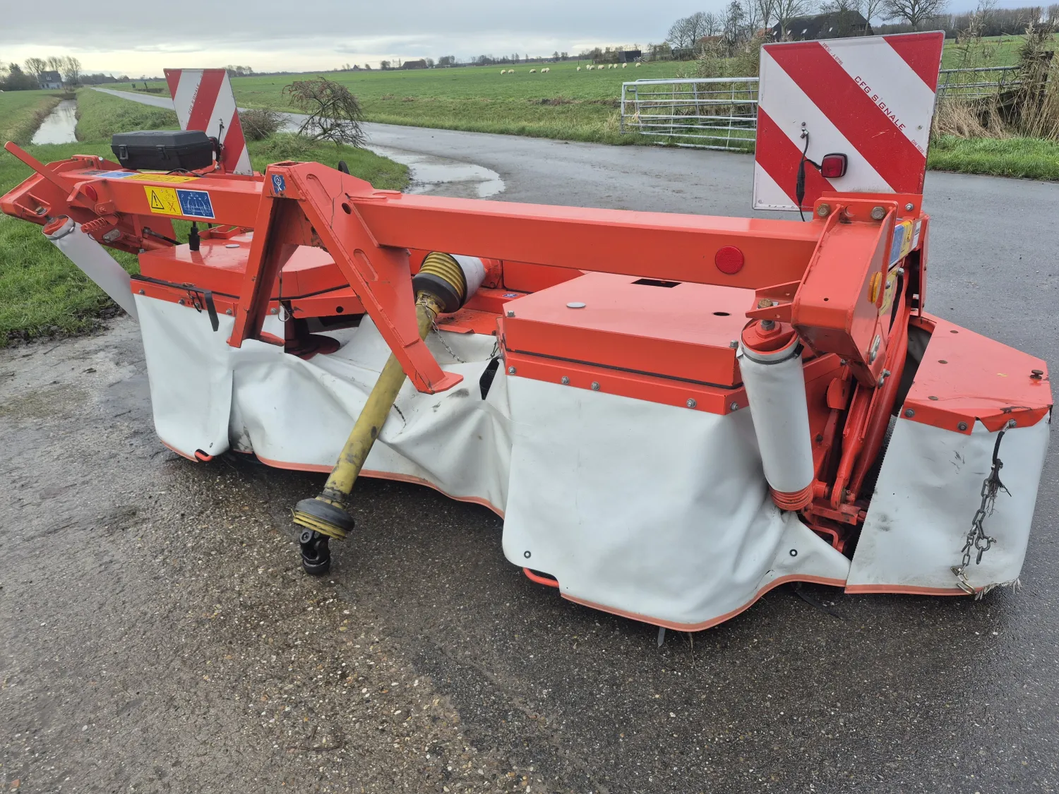 Kuhn GMD 802 Frontmaaier (2015) met Zwadtrommels