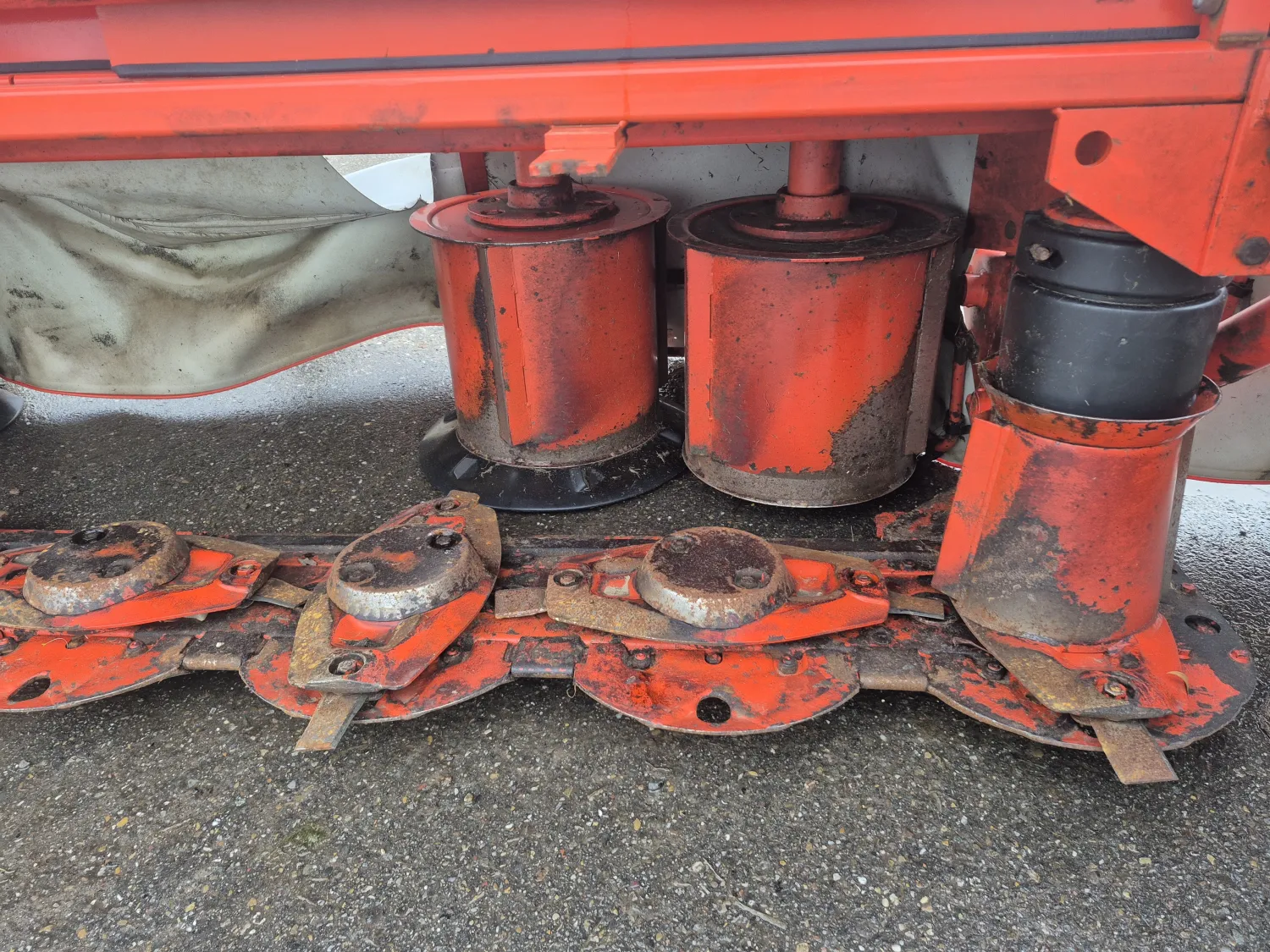 Kuhn GMD 802 Frontmaaier (2015) met Zwadtrommels