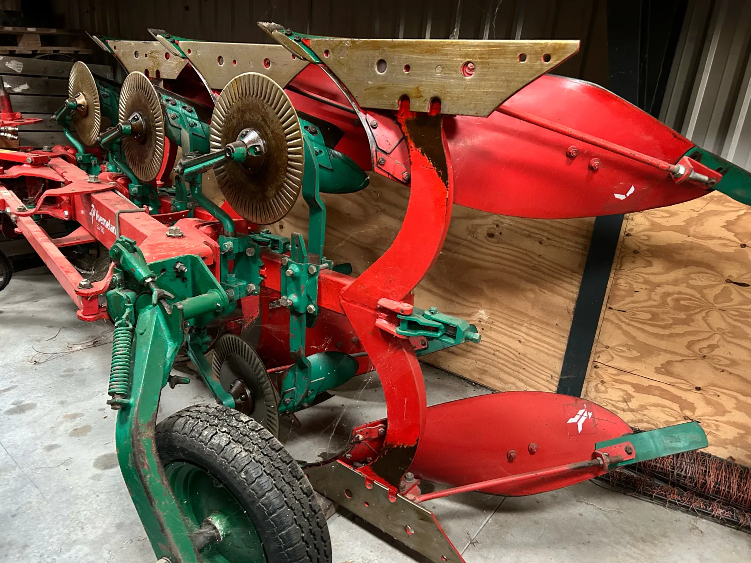 Kverneland EG100 ploeg - 3 schaar met dieptewiel