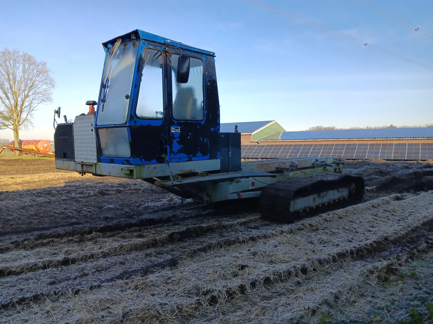 Rupsvoertuig met containersysteem voor natte percelen