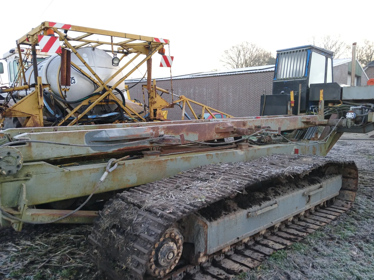 Rupsvoertuig met containersysteem voor natte percelen