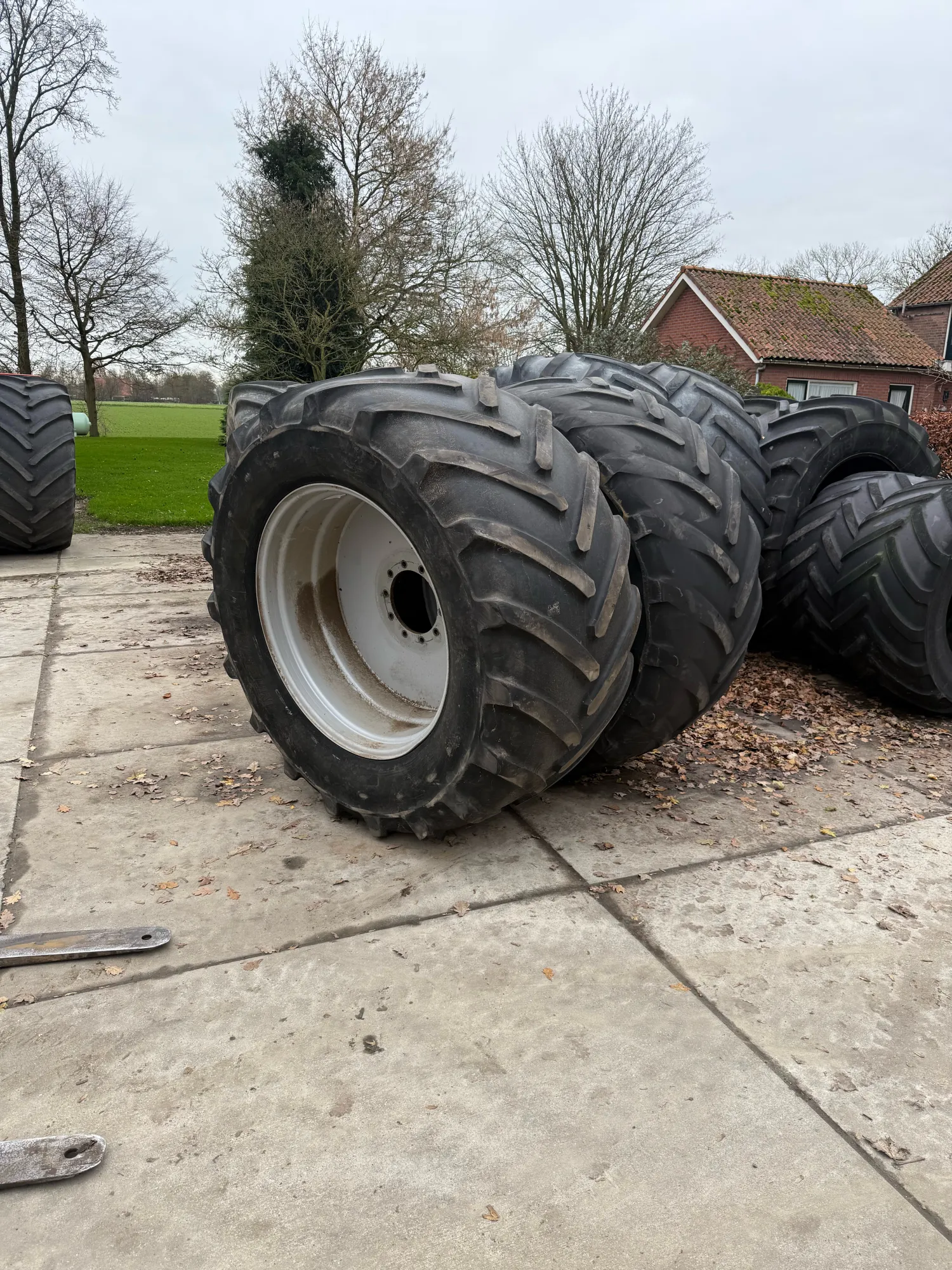 Michelin 900/50R42 MachXbib banden op velgen