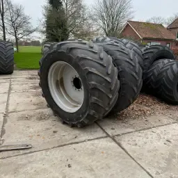 Michelin 900/50R42 MachXbib banden op velgen