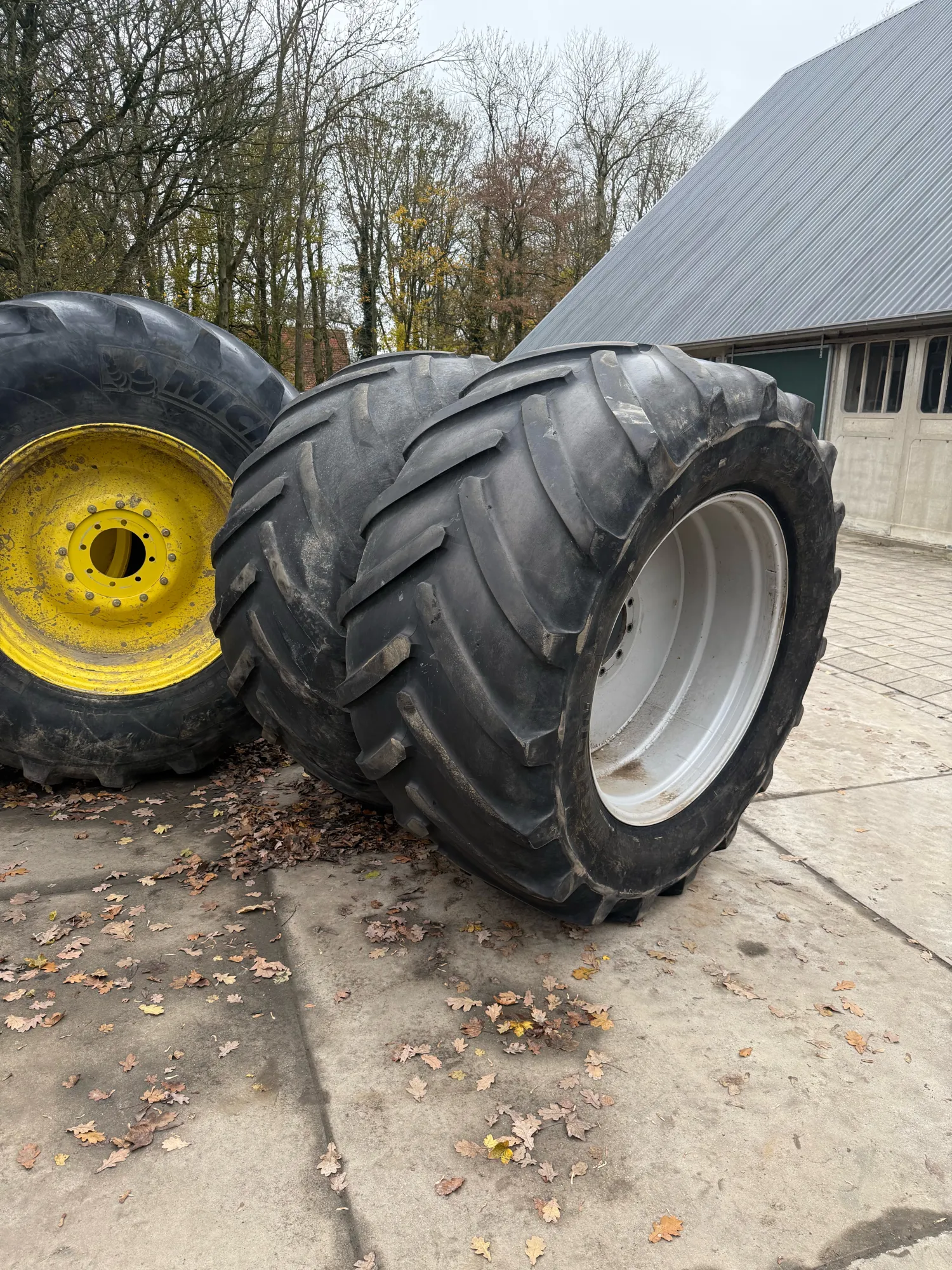 Michelin 900/50R42 MachXbib banden op velgen
