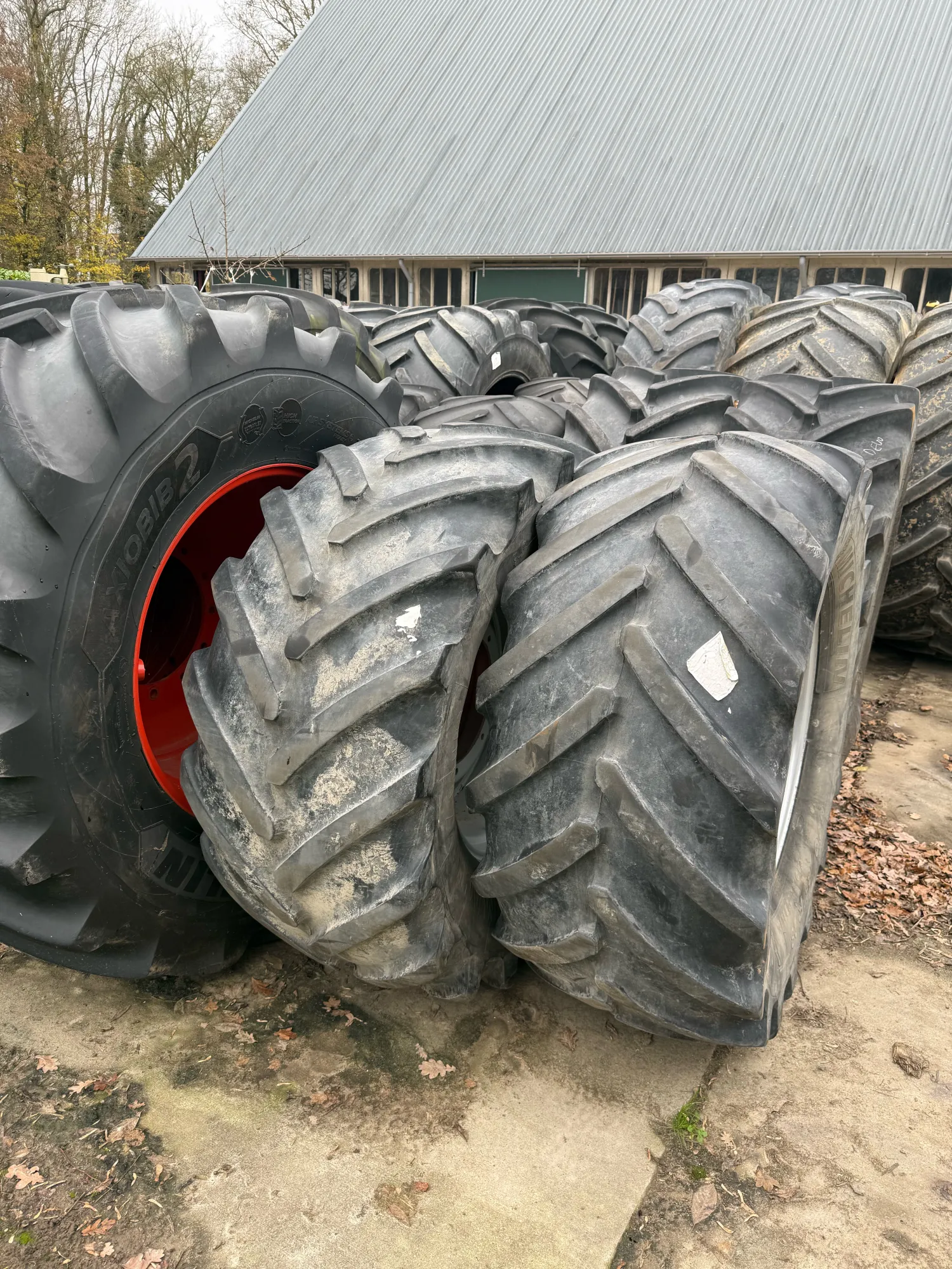 Michelin 600/65R28 MachXbib banden op velgen