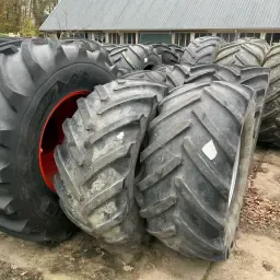 Michelin 600/65R28 MachXbib banden op velgen