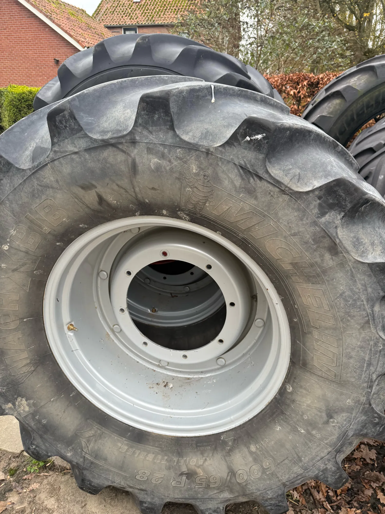 Michelin 600/65R28 MachXbib banden op velgen