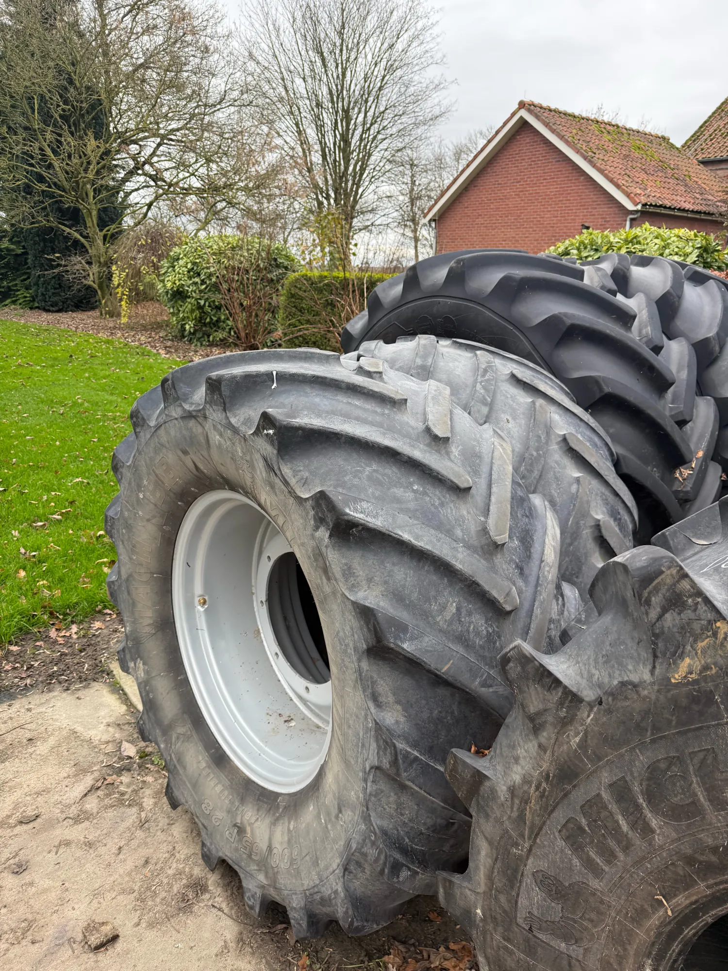 Michelin 600/65R28 MachXbib banden op velgen