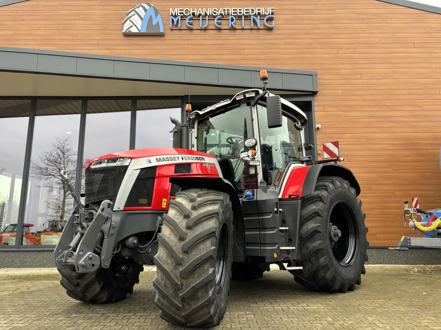 Jong gebruikte Massey Ferguson 8S.285 Dyna-VT trekker