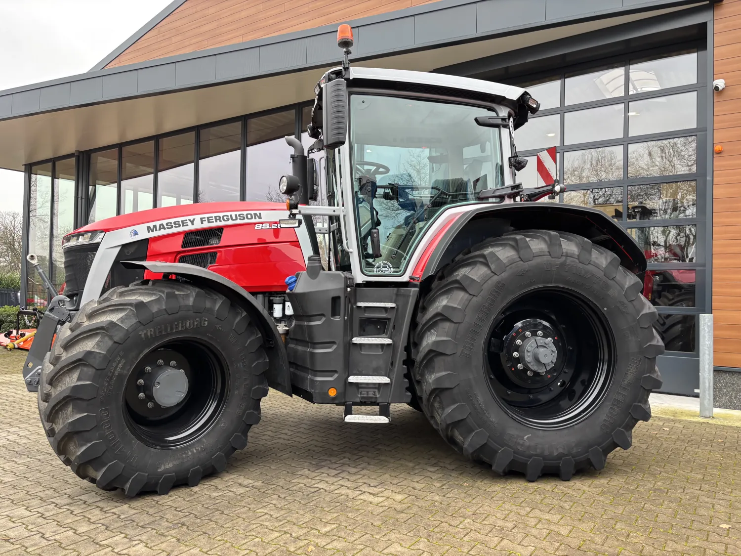 Jong gebruikte Massey Ferguson 8S.285 Dyna-VT trekker