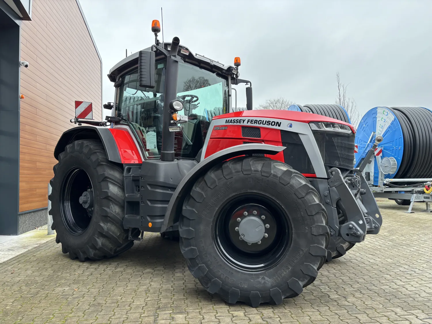 Jong gebruikte Massey Ferguson 8S.285 Dyna-VT trekker